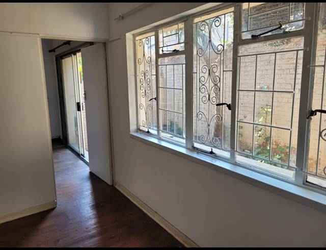 1.5 BEDROOM FLAT TO LET IN MORNINGSIDE